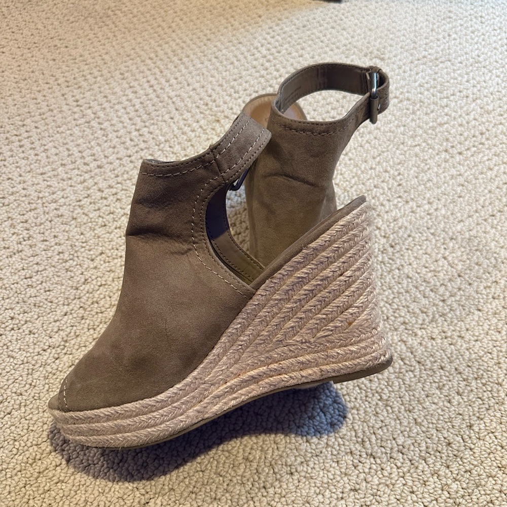 Universal Thread Peep Toe Wedges - Picture 2 of 7